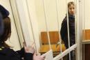 ZYekaterina Zaspa, il medico della nave "Arctic Sunrise", nella gabbia degli imputati durante l'udienza a San Pietroburgo per il suo rilascio su cauzione