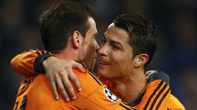 Gareth Bale del Real Madrid (L) y Cristiano Ronaldo celebran gol de Bale ante el Schalke 04 durante el partido de fútbol de la Liga de Campeones en Gelsenkirchen 26 de febrero 2014.  REUTERS / Ralph Orlowski (ALEMANIA - Tags: DEPORTE FÚTBOL)