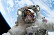 Astronauta americano faz uma caminhada espacial