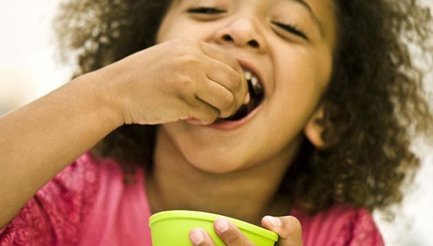 الطرق المناسبة للتعامل مع حساسية الطفل من بعض الأطعمة 355410