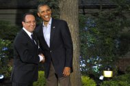 French President Francois Hollande is welcomed by U.S. President Barack Obama at the G8 summit in Camp David May 18, 2012. Leaders of the major industrial economies are meeting for a G8 Summit at Camp David this weekend to try to head off a full-blown financial crisis in Europe.  REUTERS/Philippe Wojazer  (UNITED STATES - Tags: POLITICS)