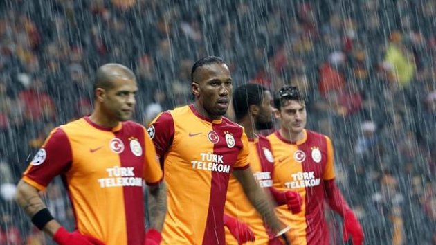 Didier Drogba and other Galatasaray players after play is suspended (Reuters)