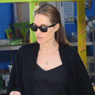 Angelina Jolie Beli 'Pulau Cinta' Untuk Brad Pitt? HOAX!