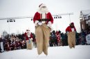 Los Papá Noel de Estonia (izq), Holanda (c) y Suecia se miden en una carrera de sacos en la localidad sueca de Gallivare