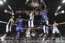 El estelar del Thunder de Oklahoma Kevin Durant (35) se enfila a la canasta en el encuentro contra los Spurs de San Antonio el miércoles 22 de enero de 2014. Las escuadras de Durant y LeBron James estarán en Nueva York el mismo fin de semana en que se celebra el Súper Bowl en Nueva York. (Foto de AP/Eric Gay)
