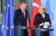 German Chancellor Angela Merkel (R) and Turkish Prime Minister Tayyip Erdogan arrive for a news conference after talks in Berlin October 31, 2012. REUTERS/Tobias Schwarz