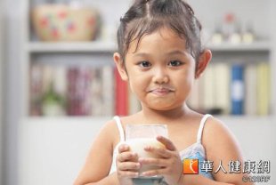 醫師指出，牛奶過敏較常發生在3歲以前的小孩，和免疫反應有關。