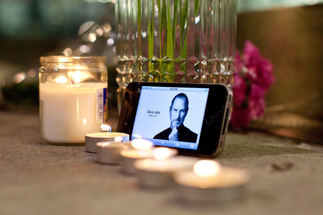 Remembering Steve Jobs Americans-mourn-passing-apple-co-20111005-190222-965