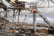 Uno de los tifones más potentes jamás registrados ha matado a al menos 10.000 personas en el centro de Filipinas, donde enormes olas asolaron localidades enteras de la costa y devastaron la principal ciudad de la región, dijo el domingo un alto cargo policial. En la imagen, una zona destruida por el tifón Haiyan en Tacloban el 10 de noviembre de 2013. REUTERS/Romeo Ranoco
