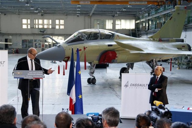 Lors d'une visite à l'usine Dassault Aviation de Mérignac, le ministère de la Défense Jean-Yves Le Drian (à gauche) a annoncé un investissement d'un milliard d'euros afin de moderniser l'avion de combat Rafale, qui équipe l'armée de l'air et la marine françaises mais n'a encore remporté aucune commande à l'exportation. /Photo prise le 10 janvier 2013/REUTERS/Benoît Tessier