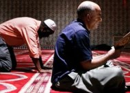 Muslim AS shalat di aula ibadah dalam Islamic Center, Kota New York