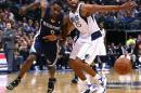 Tony Allen (I), de los Memphis Grizzlies, y Vince Carter, de los Dallas Mavericks, disputan la posesión de la pelota en partido de la NBA jugado el 18 de diciembre de 2013 en Dallas