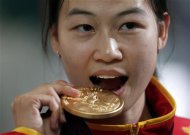 الصينية يي متسابقة الرماية تحرز أول ميدالية ذهبية في اولمبياد لندن 2012-07-28T111502Z_1_ACAE86R0V9500_RTROPTP_2_OEGSP-OLY-SHOTING-AS1