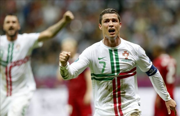 El delantero portugués Cristiano Ronaldo celebra su gol durante el partido ante la República Checa por los cuartos de final de la Eurocopa 2012. EFE