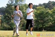這幾年受到健康意識抬頭、歐美人士提倡等因素，國人開始崇尚能鍛鍊體能、挑戰自我的路跑活動，也因此讓路跑風潮在台灣大肆盛行。