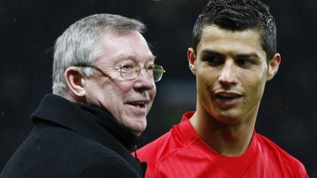 Manchester United manager Alex Ferguson (L) presents Cristiano Ronaldo with the FIFA World Player of the Year award before their English Premier League soccer match against Wigan Athletic in Manchester, northern England, January 14, 2009 (Reuters)