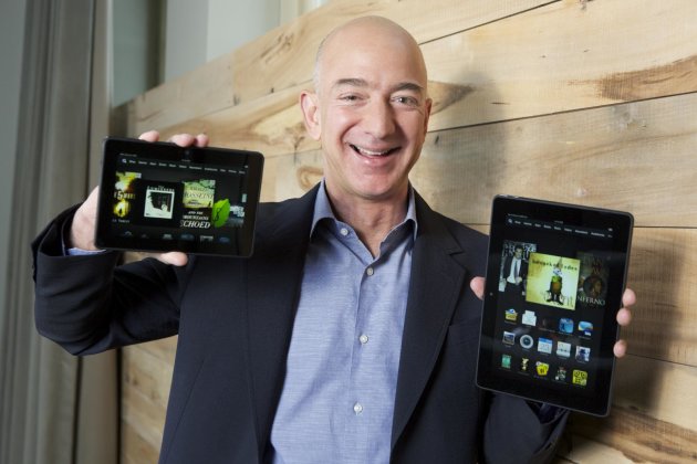 En esta imagen distribuida por Amazon el martes 24 de septiembre de 2013, el fundador y director general de Amazon.com Jeff Bezos presenta las nuevas tabletas Kindle Fire HDX de 8,9 pulgadas, derecha, y Kindle Fire HDX de 7 pulgadas, en Seattle.