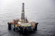 Imagen distribuida el 14 de abril pasado por la petrolera francesa Total que muestra la plataforma Sedco 714 en el Mar del Norte, donde se produjo un escape que ha empezado a ser tapado.