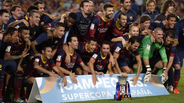 El Barcelona celebra la Supercopa de España conseguida contra el Atlético