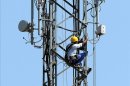 Un operario trabaja a 30 metros de altura para reparar los daños ocasionados por unos desconocidos en el cableado de una torre de telefonía móvil localizada en el barrio de Garaioltza en Lezama (Vizcaya), el pasado 8 de sapetiembre. EFE/Archivo