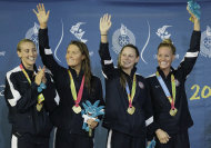 Las integrantes del equipo estadounidense 4x100 libres saludan tras ganar la medalla de oro en los Juegos Panamericanos el sábado, 15 de octubre de 2011, en Guadalajara, México. (AP Photo/Julie Jacobson)