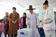 South Korean Confucian scholar Yoo Bok-Yeob (2nd R) and members of his family wearing traditional dress cast their votes in the presidential election at a polling station in Nonsan, 150 kms south of Seoul, on December 19, 2012. South Koreans are voting in a tight and potentially historic presidential election that could result in Asia's fourth-largest economy selecting its first female leader