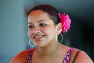 Esta fotografía del jueves 14 de junio de 2012 muestra a Merary Hernández en Miami. La inmigrante de 17 años, nacida en Honduras y carente de permiso para vivir en Estados Unidos, llegó al país a los 9 años. Hernández desea tener los mismos derechos y privilegiios que sus amigos sin temor a ser deportada. (Foto AP/Wilfredo Lee)