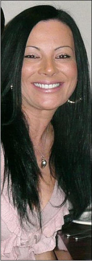 Julie McCabe con el pelo claramente teñido de negro