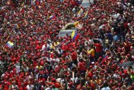 Caixão do presidente da Venezuela, Hugo Chávez, morto em 05/03/2013, é conduzido pelas ruas de Caracas em meio a uma multidão de apoiadores. Os partidários do presidente desfilaram seu caixão pelas ruas de Caracas nesta quarta-feira, em uma correnteza de emoção que aliados esperam que irá ajudar seu vice a vencer uma eleição nas próximas semanas. 06/03/2013 REUTERS/Jorge Dan Lopez