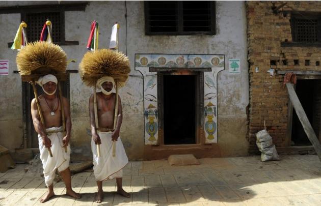 رجلان هندوسيان يمارسان أحد طقوسهما الدينية في نيبال جنوب شرق أسيا
