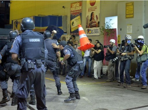 Polícia enfrenta manifestantes em uma rua próxima ao Maracanã