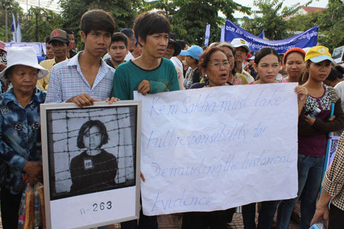 Hàng vạn người biểu tình phản đối cáo buộc trắng trợn về VN ở nhà tù Tuol Sleng Campuchia8-20130609-044045-718