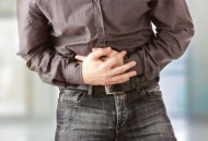 密切留意腹脹腹痛原因，恐為胃腸道基質瘤徵兆。