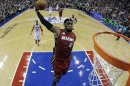 LeBron James del Heat de Miami clava el balón durante el partido contra los 76ers de Filadelfia el miércoles 13 de marzo de 2013. (AP Foto/Matt Slocum)