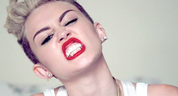 Miley Cyrus : Accusée d'être "prostituée" par l'industrie, Miley Cyrus répond à Sinead O'Connor