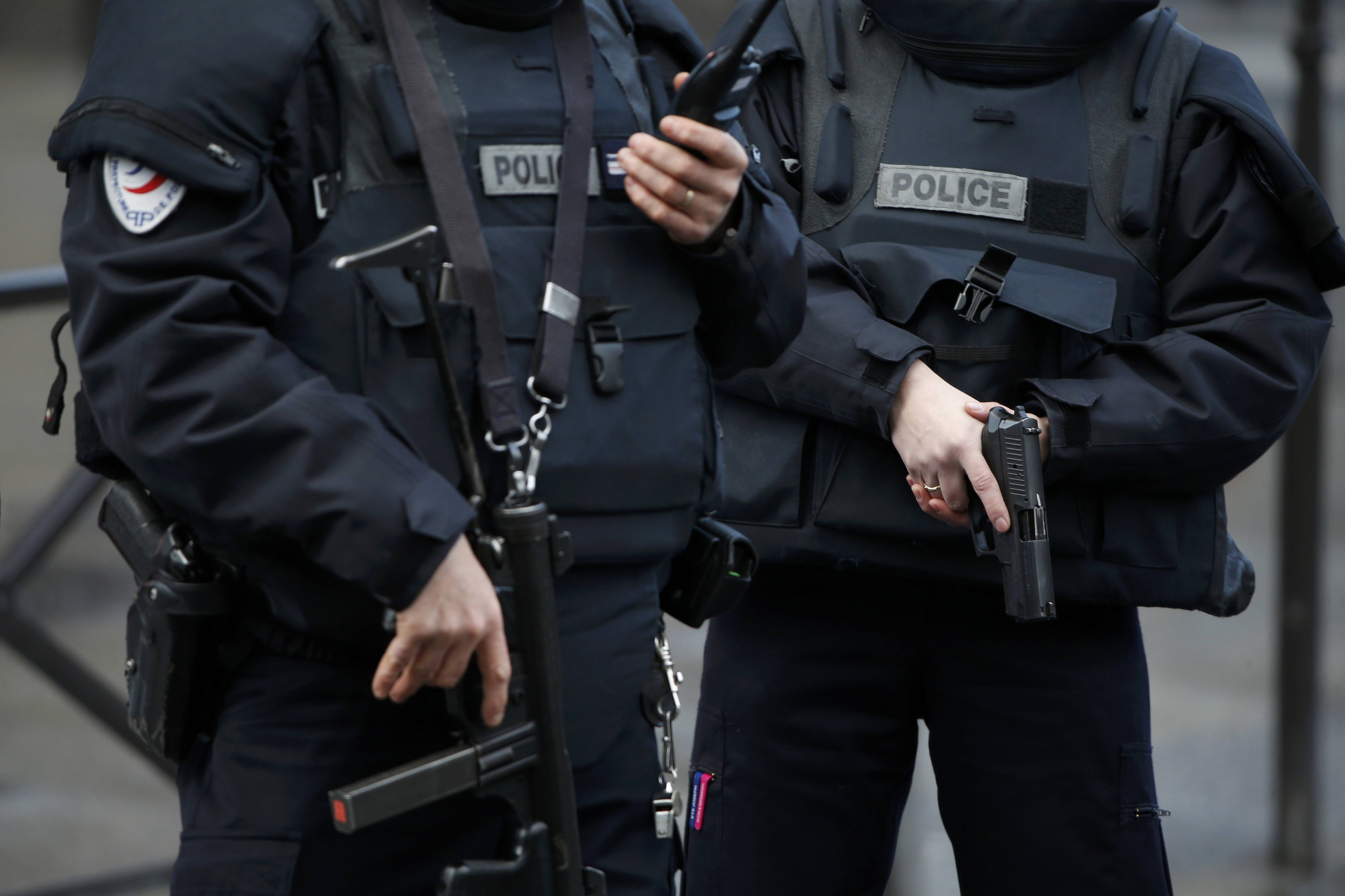 Вооруженные французские полицейские ворвались в отель с российскими фанатами