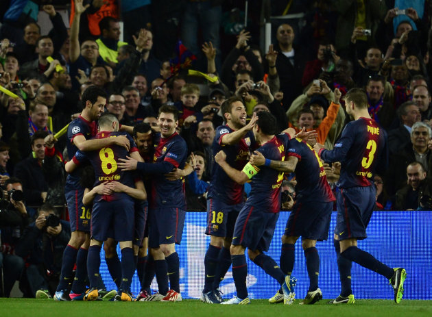 Villa comemora o terceiro gol do Barça com os seus companheiros e com a torcida blaugrana.