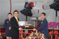總統馬英九先生卅一日在「P-3C型機接機典禮」中，接受空軍司令劉震武上將呈獻P-3C機模型。（軍聞社記者郭家良攝）
