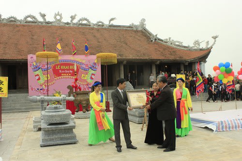 Ông Thang Văn Phúc, Chủ tịch Hội kỷ lục gia Việt Nam trao quyết định kỷ lục cho ban quản lý Khu tưởng niệm vương triều Mạc