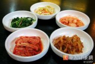 韓國料理有多種小菜，都是開胃又有膳食纖維的營養蔬菜。