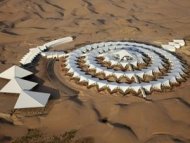 望無際的戈壁沙漠，有新的飯店即將落成！中國建商在沙漠以特殊工法蓋了飯店，施工竟然不用鋼筋與水泥，並且強調飯店使用水可以自給自足。這家飯店白色帳篷的造型，在一片黃沙中相當顯眼，預計今年三月完工可以對外開放。