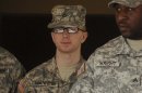 El soldado Bradley Manning (c) sale escoltado de la sala del tribunal en la base militar de Fort Meade, Estados Unidos el 22 de diciembre de 2011. EFE/Archivo