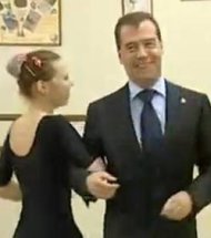 Dmitri Medvedev est bien maladroit à la danse