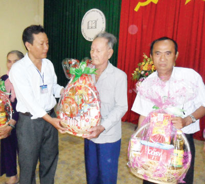 Khám bệnh và tặng quà người nghèo Tang_qua2-20130201-131005-665