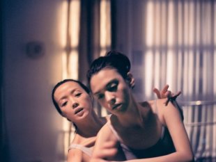 國際知名舞蹈家許\芳宜（左）獻出電影處女秀，在新片《逆光飛翔》帶領張榕容踏上舞蹈追夢之旅。（圖／公關照）