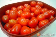 番茄含有豐富的維他命C，可以幫助縮小毛孔。