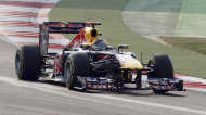 El alemán Sebastian Vettel, de Red Bull, conduce su bólido durante la carrera del Gran Premio de Fórmula Uno en India, en el Circuito Internacional Buddh, en Noida, a 38 kilómetros (24 millas) de Nueva Delhi, el domingo 30 de octubre de 2011. Vettel se alzó con el triunfo en la competencia. (AP foto/Luca Bruno)