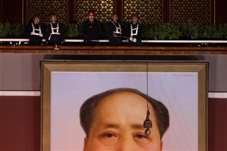 Workers prepare to remove an old portrait of China's late Chairman Mao Zedong from Tiananmen Gate to make way for a new portrait of him during annual renovation works ahead of the 63rd National Day on October 1, in Beijing September 28, 2012. REUTERS/Jason Lee