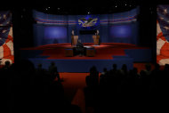 El presidente Barack Obama y el candidato republicano Mitt Romney participan en el primer debate de esta campaña por la presidencia en la Universidad de Denver, el miércoles 3 de octubre de 2012, en Denver. (Foto AP/Charlie Neibergall)
