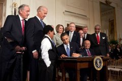 512px-Obama_signs_health_care-20100323